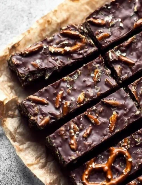 5 Ingredient Crockpot Chocolate Pretzel Bars
